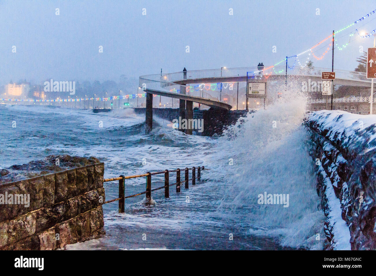 Sea Wall verletzt durch große Wellen bei Flut als Sturm Emma kommt durch die kalte Luft aus dem Tier aus dem Osten gedeckt werden, was zu schweren Schnee und Wetter Warnungen bei Torquay, Torbay, Devon, Großbritannien. 1. März 2018. Stockfoto