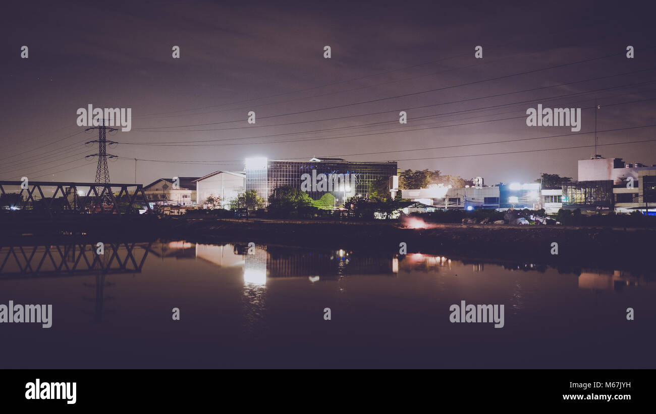 Die Ansicht der Vorstädte Jakarta In Der Nacht Stockfoto