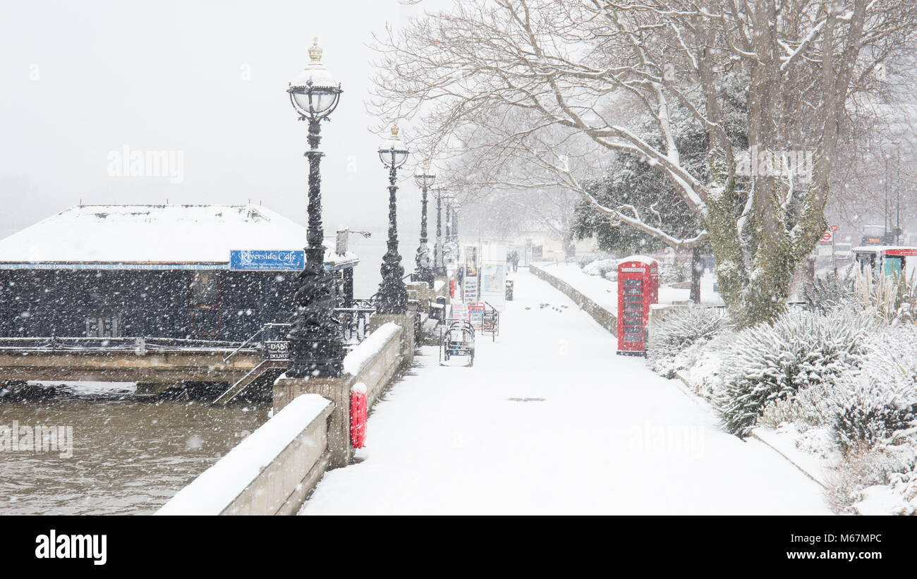 Albert Embankment, London, UK, 28. Februar 2018; Fluss Gehweg Bei einem Schneesturm. Keine Personen sichtbar. Stockfoto