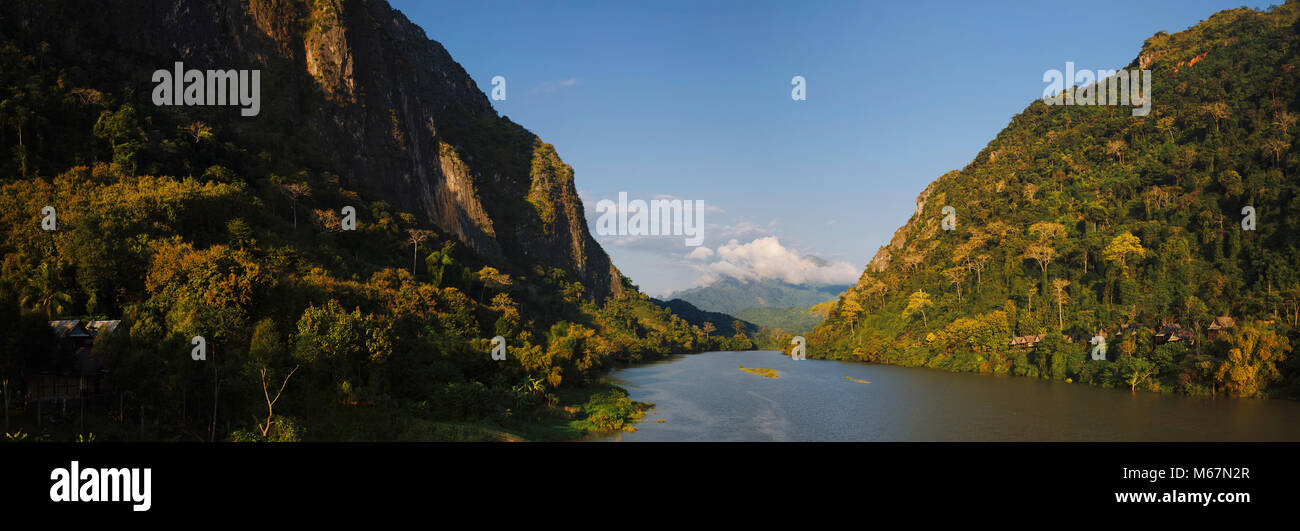 Ou Fluss Sonnenuntergang, Nong Khiaw, Laos Stockfoto