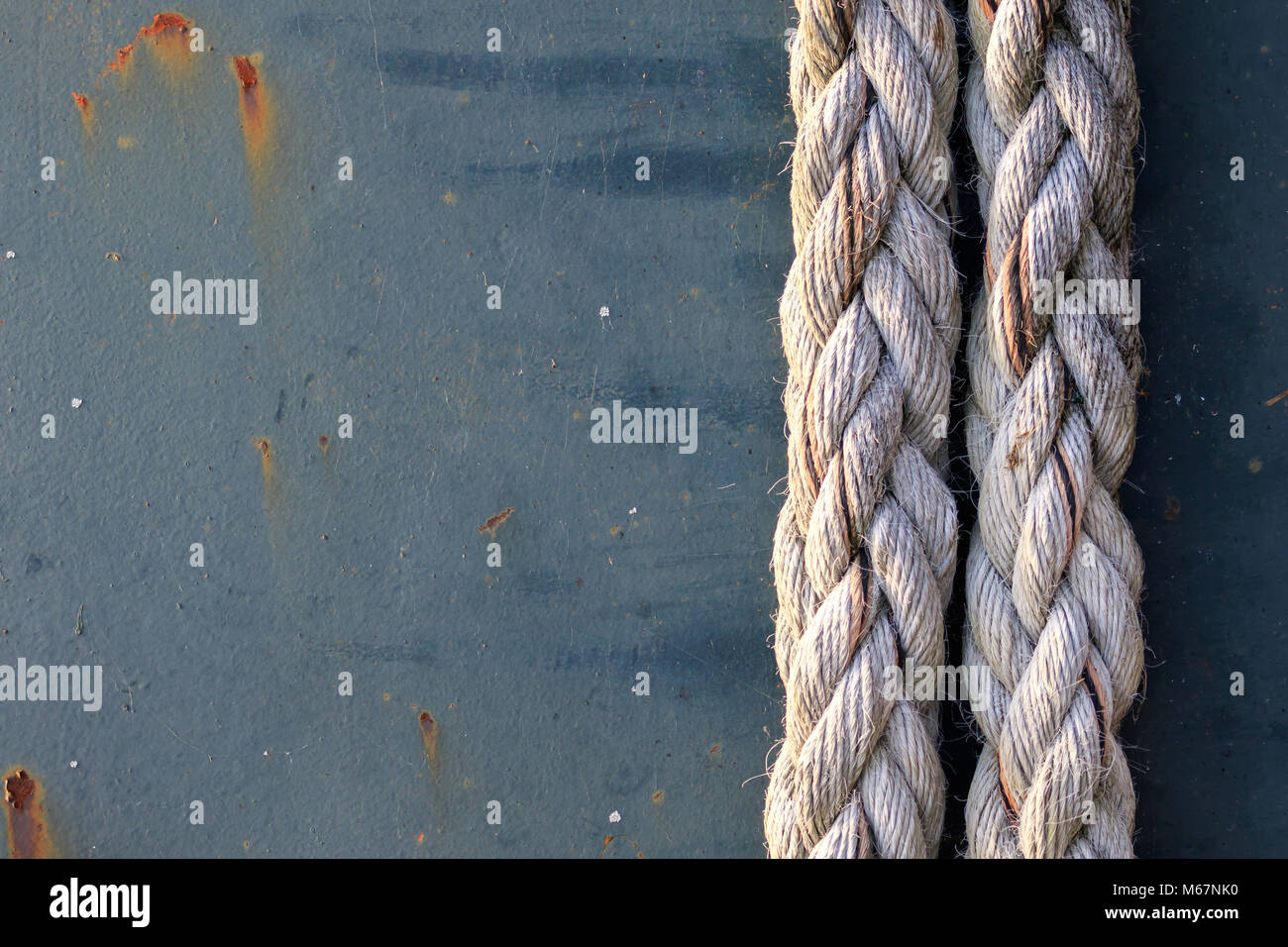 Nahaufnahme auf dem verwitterten Schiff Seile Stockfoto