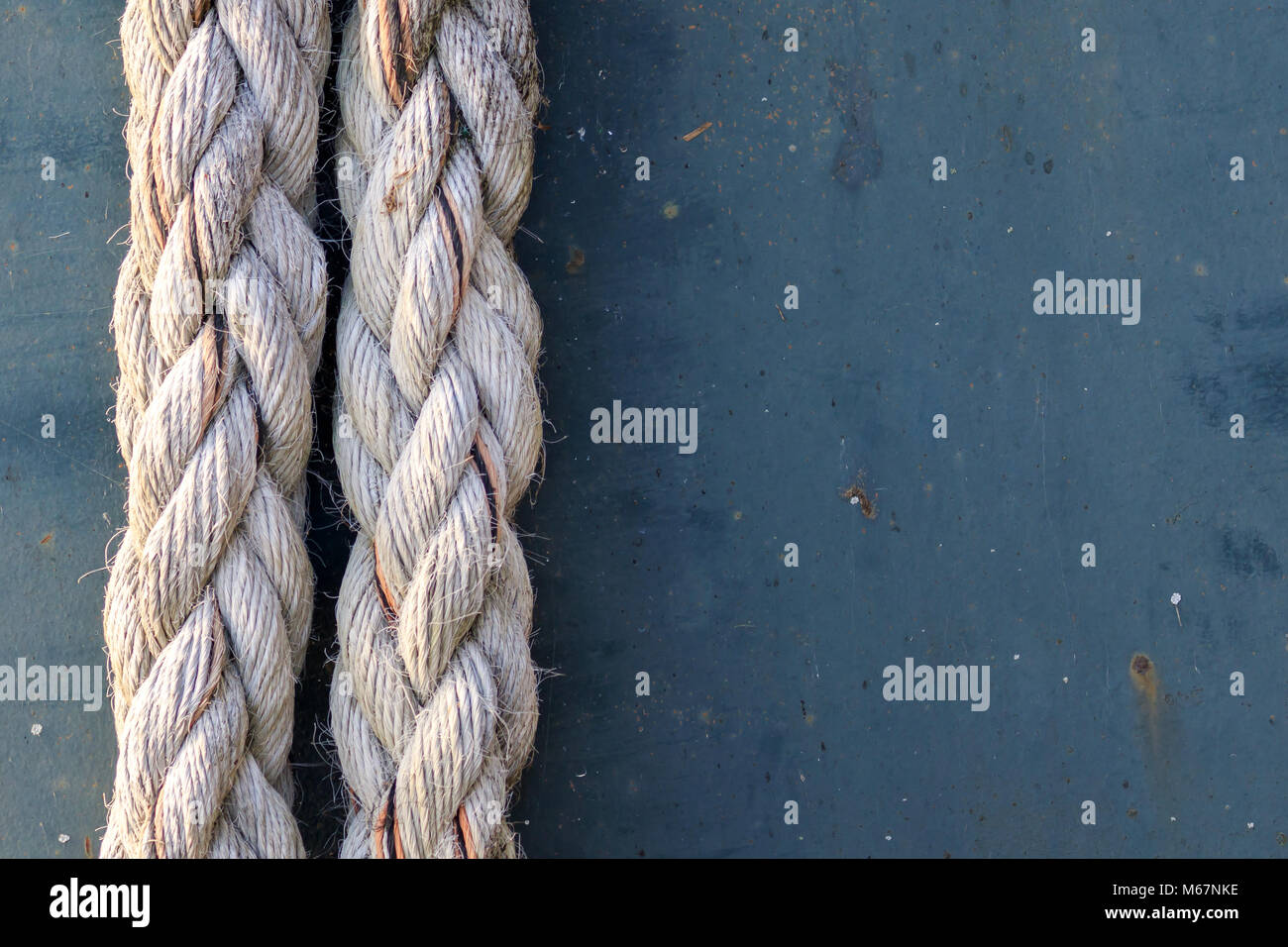 Nahaufnahme auf dem verwitterten Schiff Seile Stockfoto