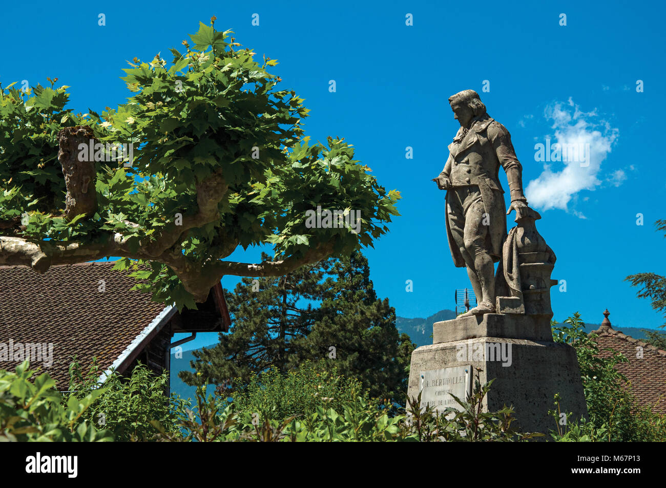 Statue mit Bäumen in dem schönen Dorf Talloires, in der Nähe von dem See von Annecy. Ein reizendes Hotel im Département Haute-Savoie, Frankreich. Stockfoto