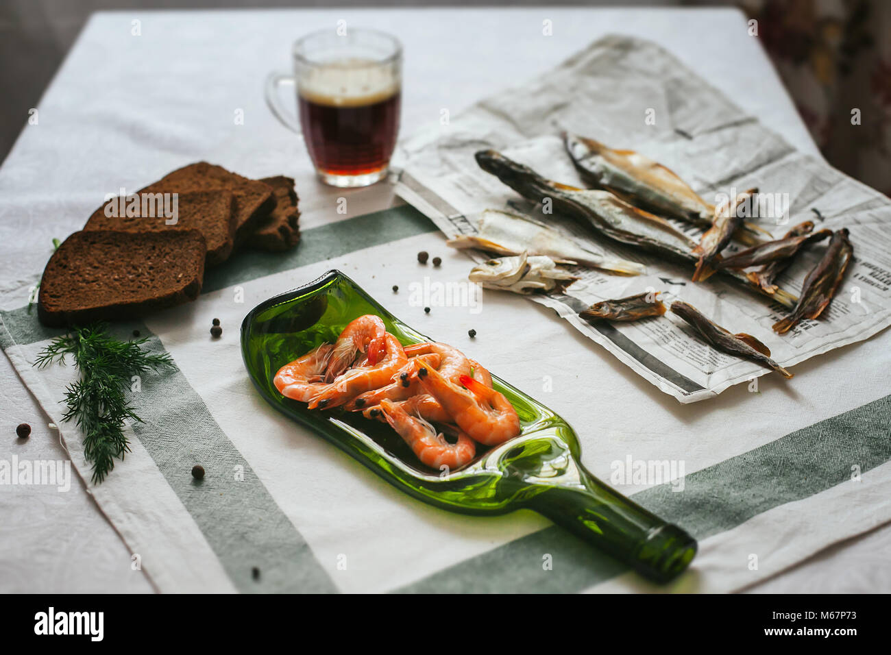 Die Dekoration des Tisches. Gerichte. Essen in der schönen Gerichten. Russische fest Stockfoto