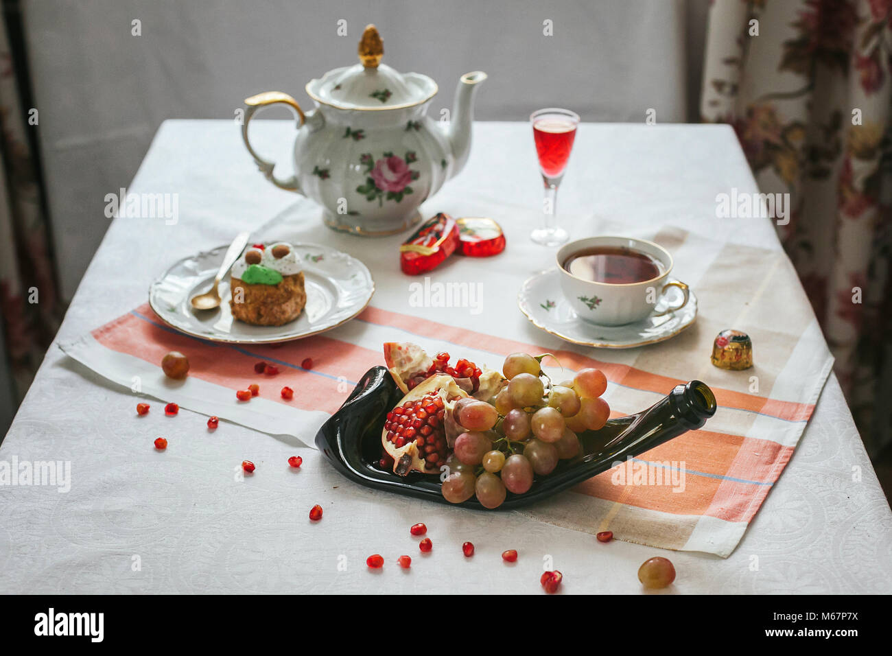 Die Dekoration des Tisches. Gerichte. Essen in der schönen Gerichten. Russische fest Stockfoto