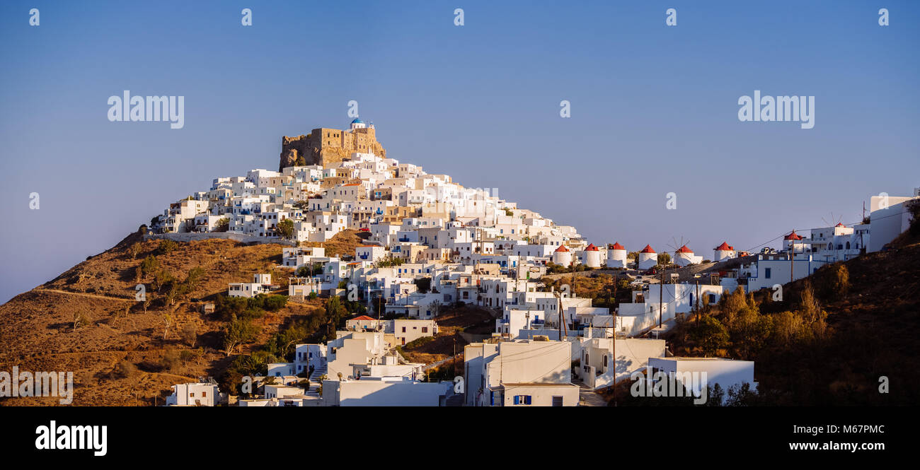 Chora von Astypapaia Insel, Griechenland tagsüber mit den weissen Häusern, umschließen das Schloss Stockfoto