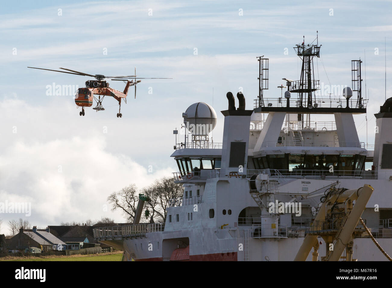 Erickson S-64 f-Kran Helikopter anreisen, Montrose Docks für Demontage und zurück Versand USA per Schiff Stockfoto