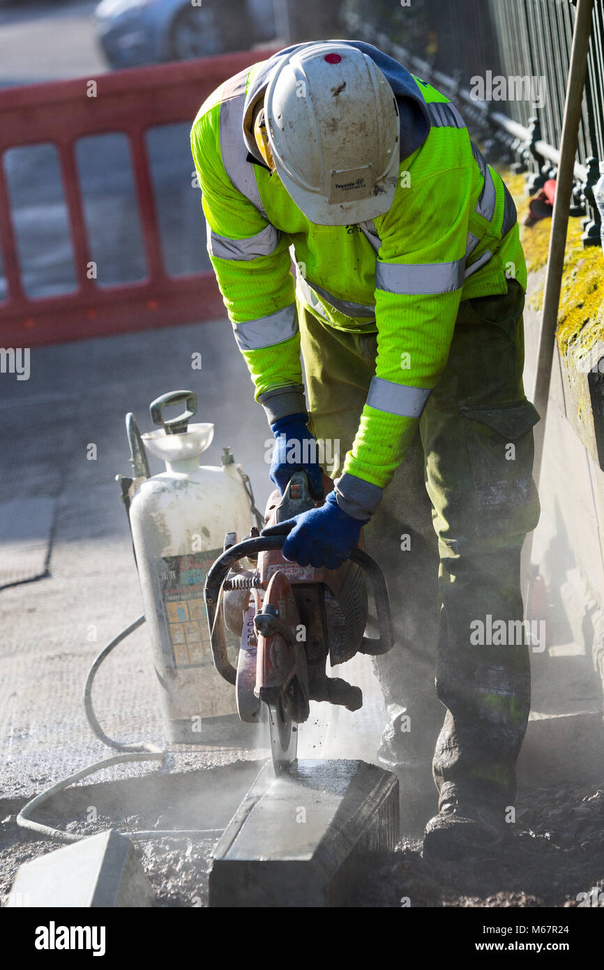 Arbeiter mit einem nassen Kreissäge für Beton schneiden Stockfoto