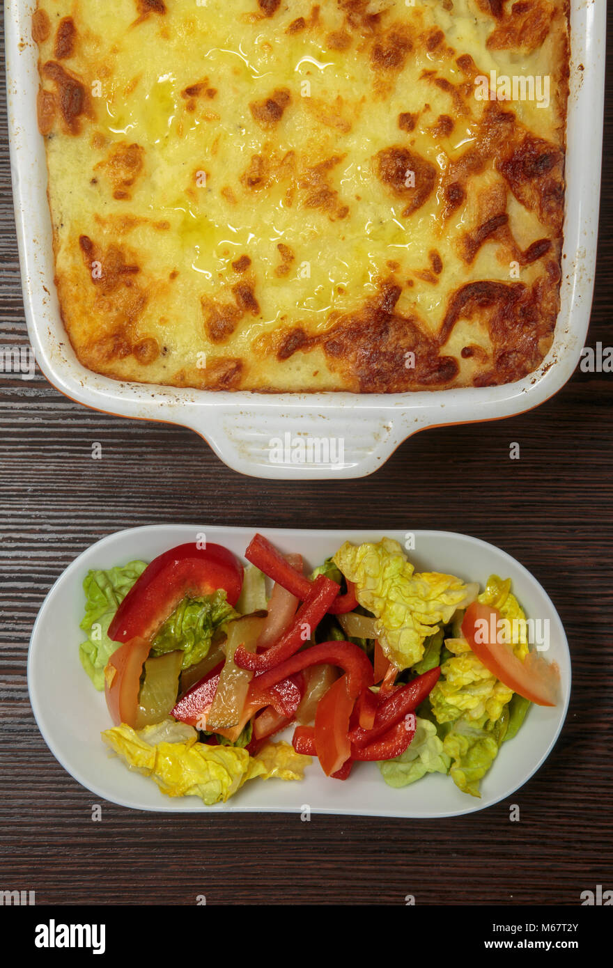 Shepherd's Pie oder Cottage Pie ist einer Fleischpastete mit einer Kruste aus Kartoffelpüree. Die prägenden Bestandteile sind Hackfleisch, in der Regel Gemüse. Stockfoto