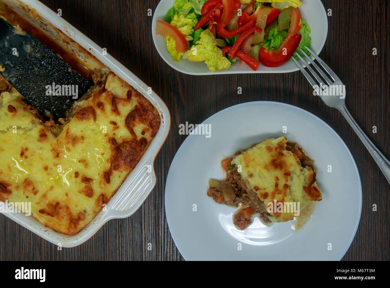 Shepherd's Pie oder Cottage Pie ist einer Fleischpastete mit einer Kruste aus Kartoffelpüree. Die prägenden Bestandteile sind Hackfleisch, in der Regel Gemüse. Stockfoto