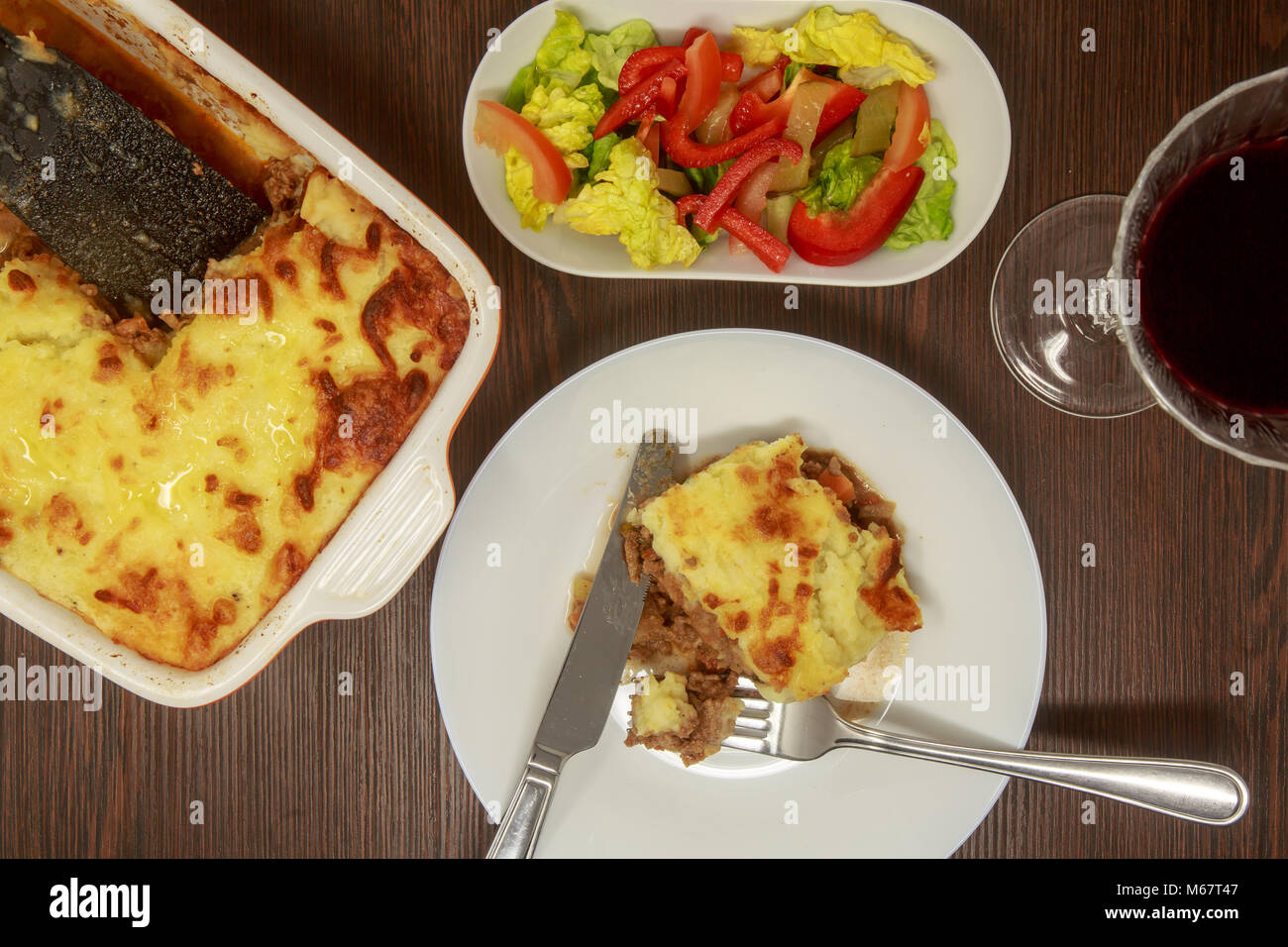 Shepherd's Pie oder Cottage Pie ist einer Fleischpastete mit einer Kruste aus Kartoffelpüree. Die prägenden Bestandteile sind Hackfleisch, in der Regel Gemüse. Stockfoto