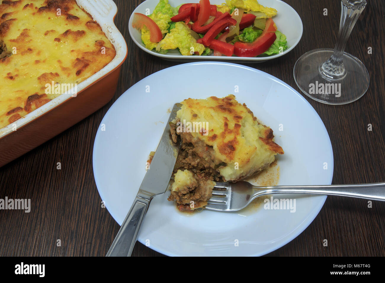 Shepherd's Pie oder Cottage Pie ist einer Fleischpastete mit einer Kruste aus Kartoffelpüree. Die prägenden Bestandteile sind Hackfleisch, in der Regel Gemüse. Stockfoto