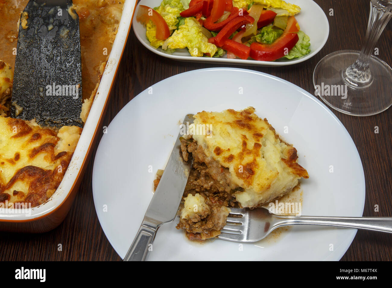 Shepherd's Pie oder Cottage Pie ist einer Fleischpastete mit einer Kruste aus Kartoffelpüree. Die prägenden Bestandteile sind Hackfleisch, in der Regel Gemüse. Stockfoto
