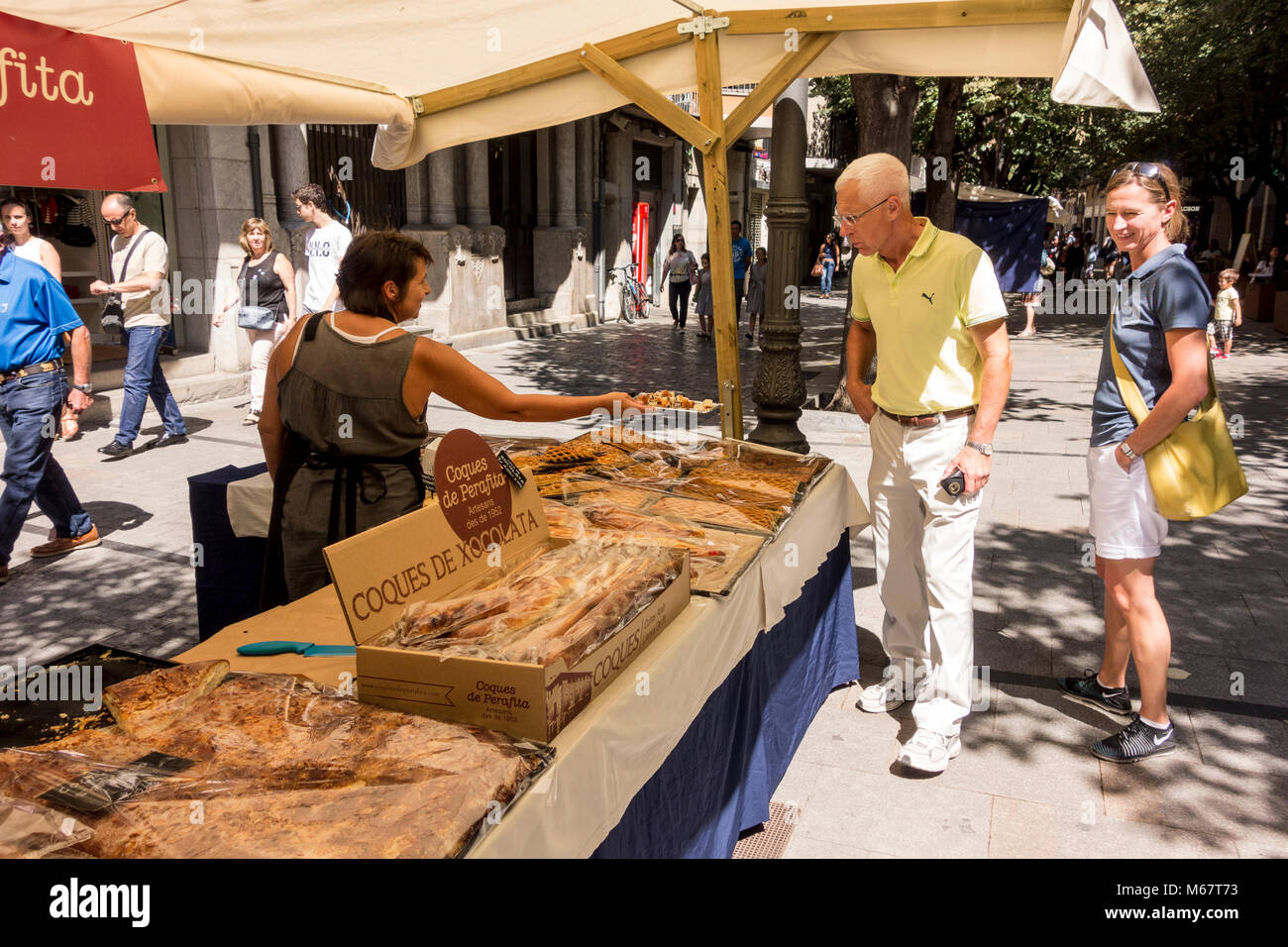 Anbieter von Handwerker Bäckerei Stall bietet Stücke Brot Probe für die Verkostung an Kunden, Rambla de la Llibertat, Girona, Katalonien Stockfoto