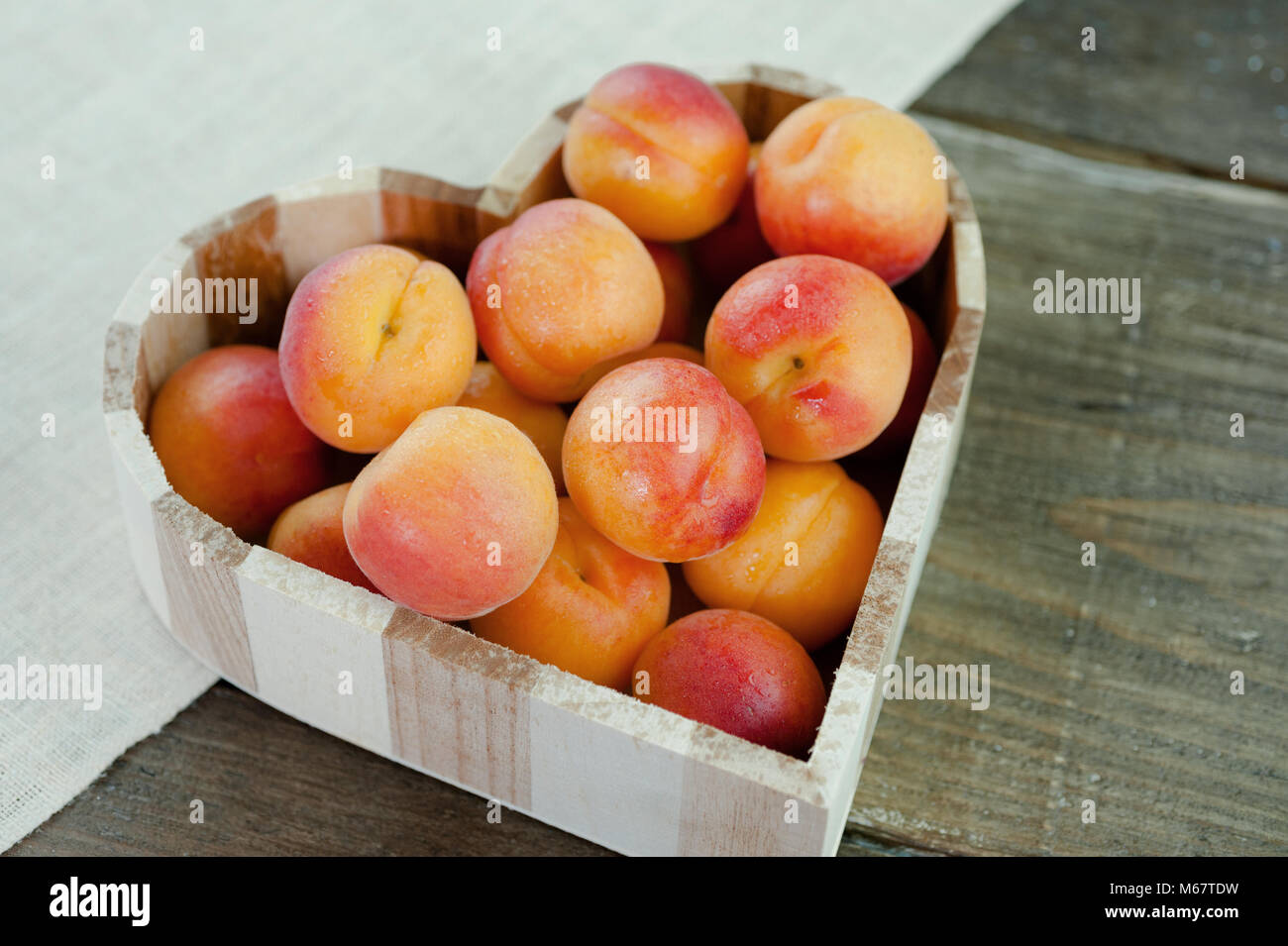 Pfirsiche reif Frische gesunde Frucht in Herzform Schüssel Stockfoto