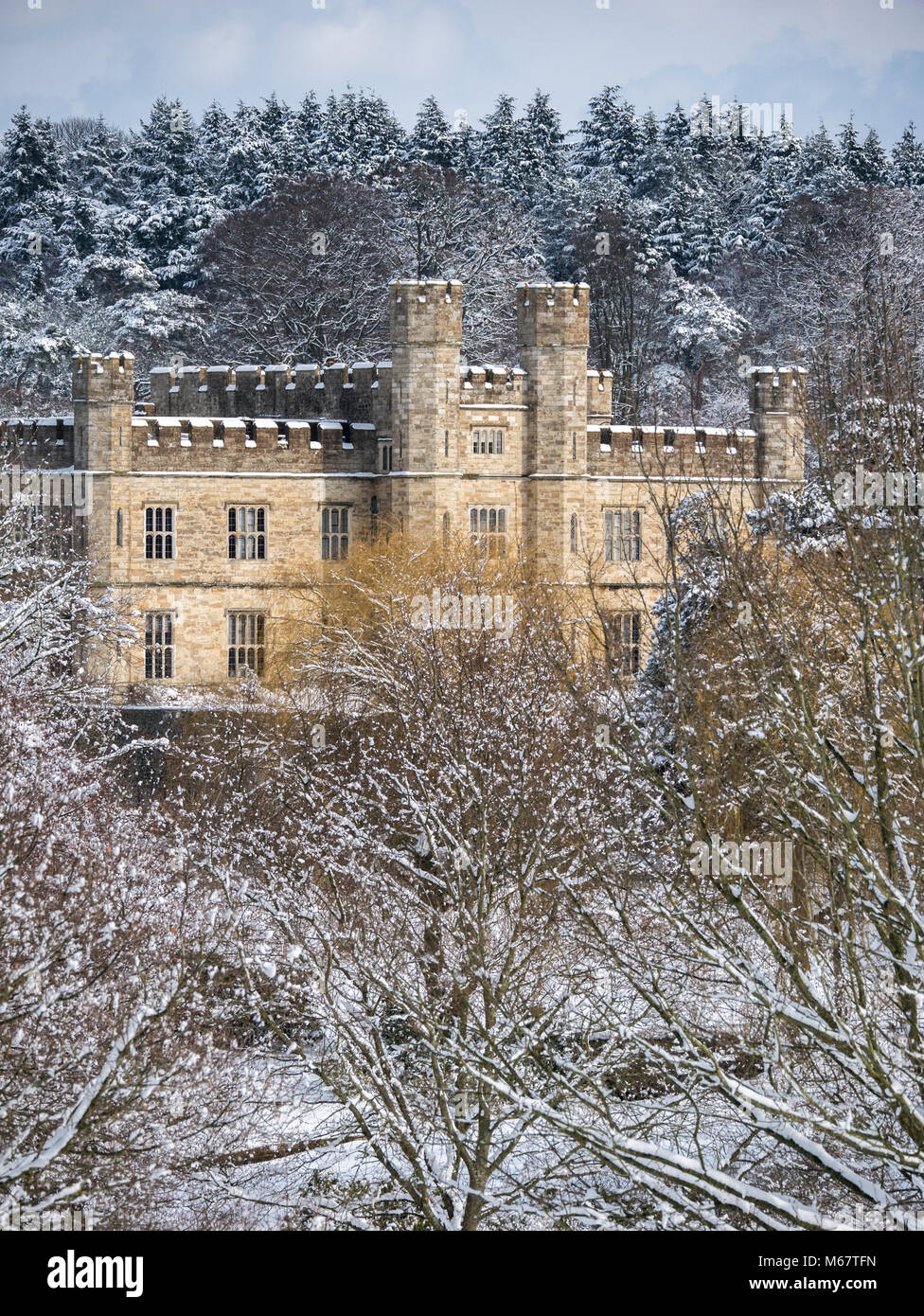 Winter Szenen in Leeds Castle, Kent, Großbritannien als "das Tier aus dem Osten' Schnee Sturm schlägt die weald Stockfoto