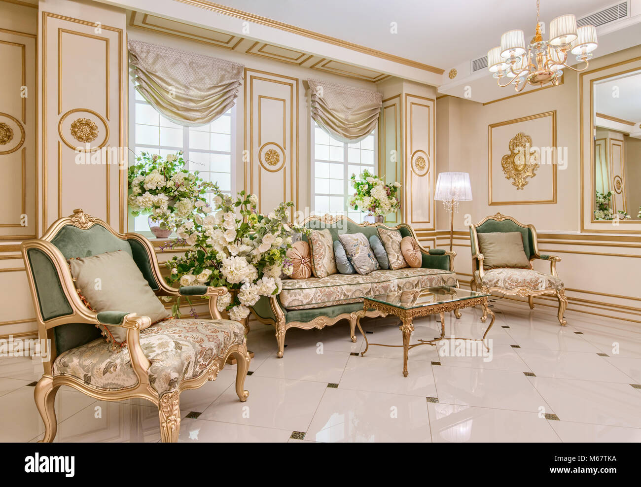 Luxus im klassischen Wohnzimmer Innenraum Stockfoto
