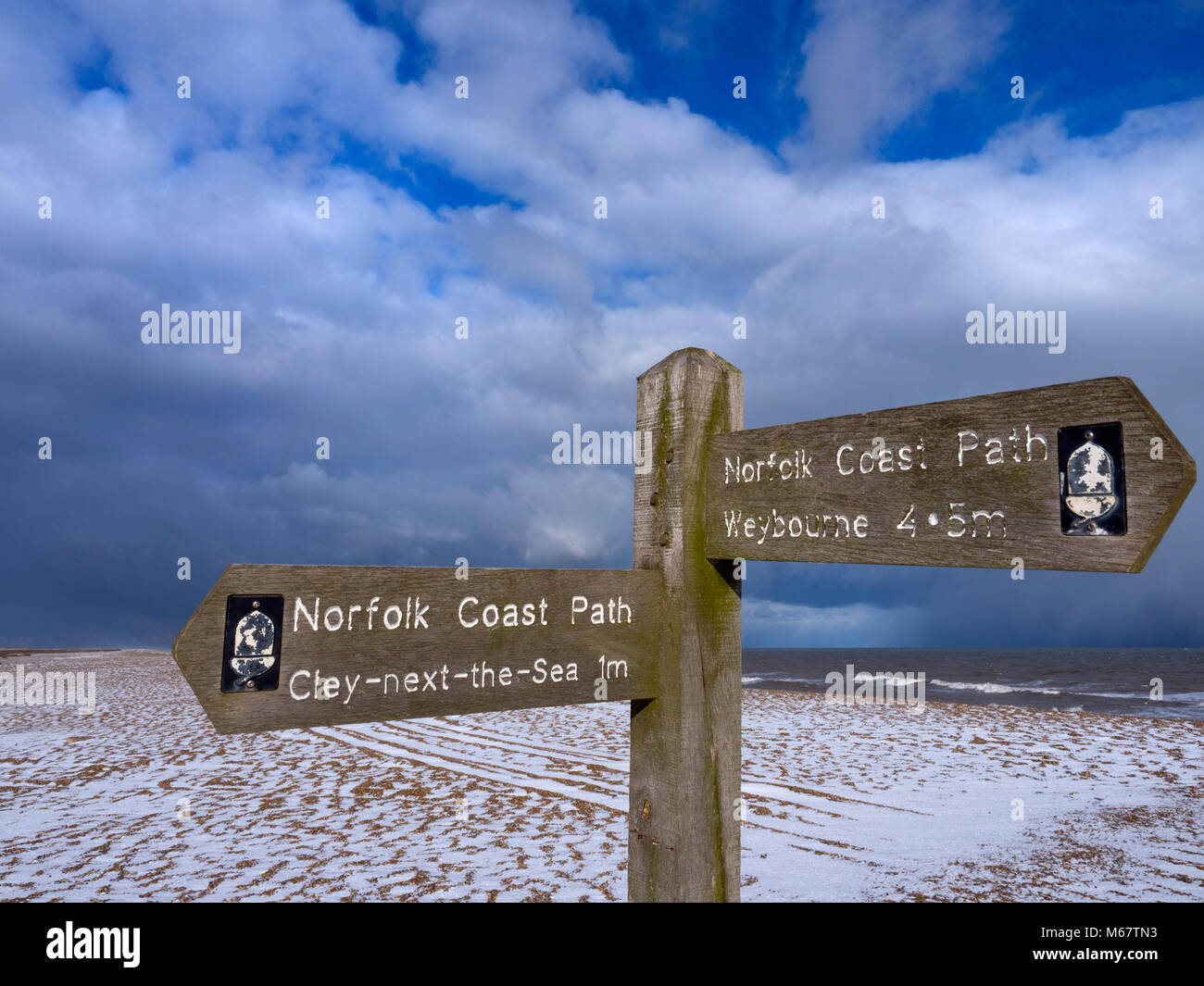 Küstenweg Zeichen an cley Strand unter leichter Schnee Winter Norfolk Stockfoto