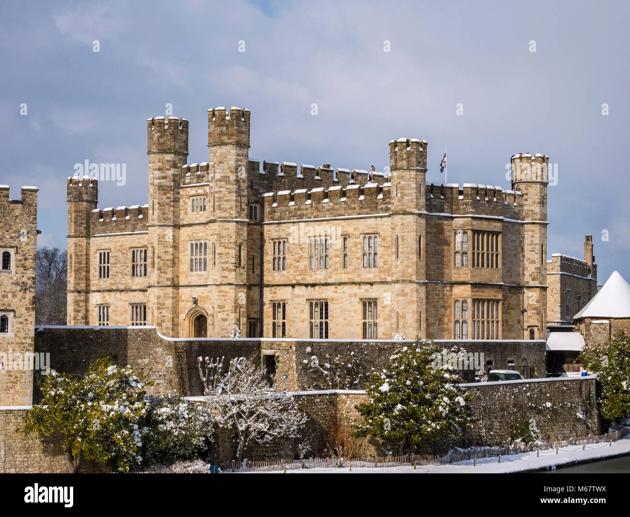 Winter Szenen in Leeds Castle, Kent, Großbritannien als "das Tier aus dem Osten' Schnee Sturm schlägt die weald Stockfoto