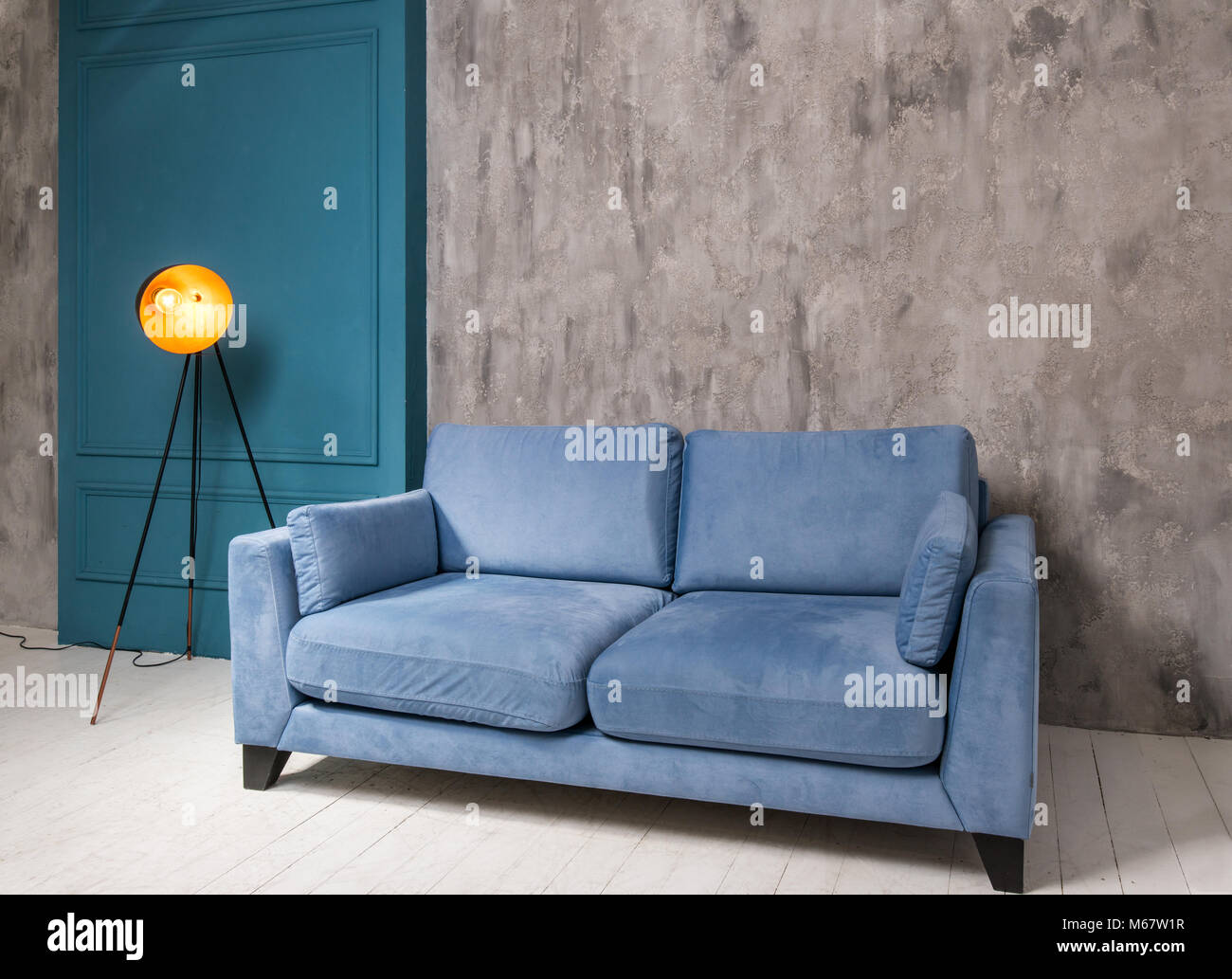 Wohnzimmer Einrichtung mit blauen Sofa und retro Lampe Stockfoto