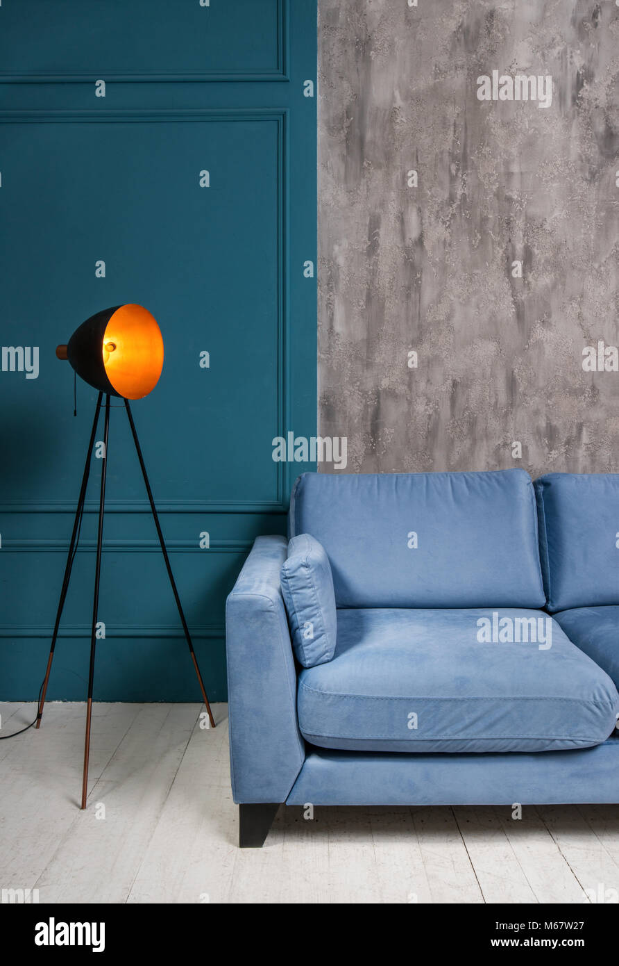 Vintage Lampe und blauen Sofa in minimalistischen Interieur Stockfoto