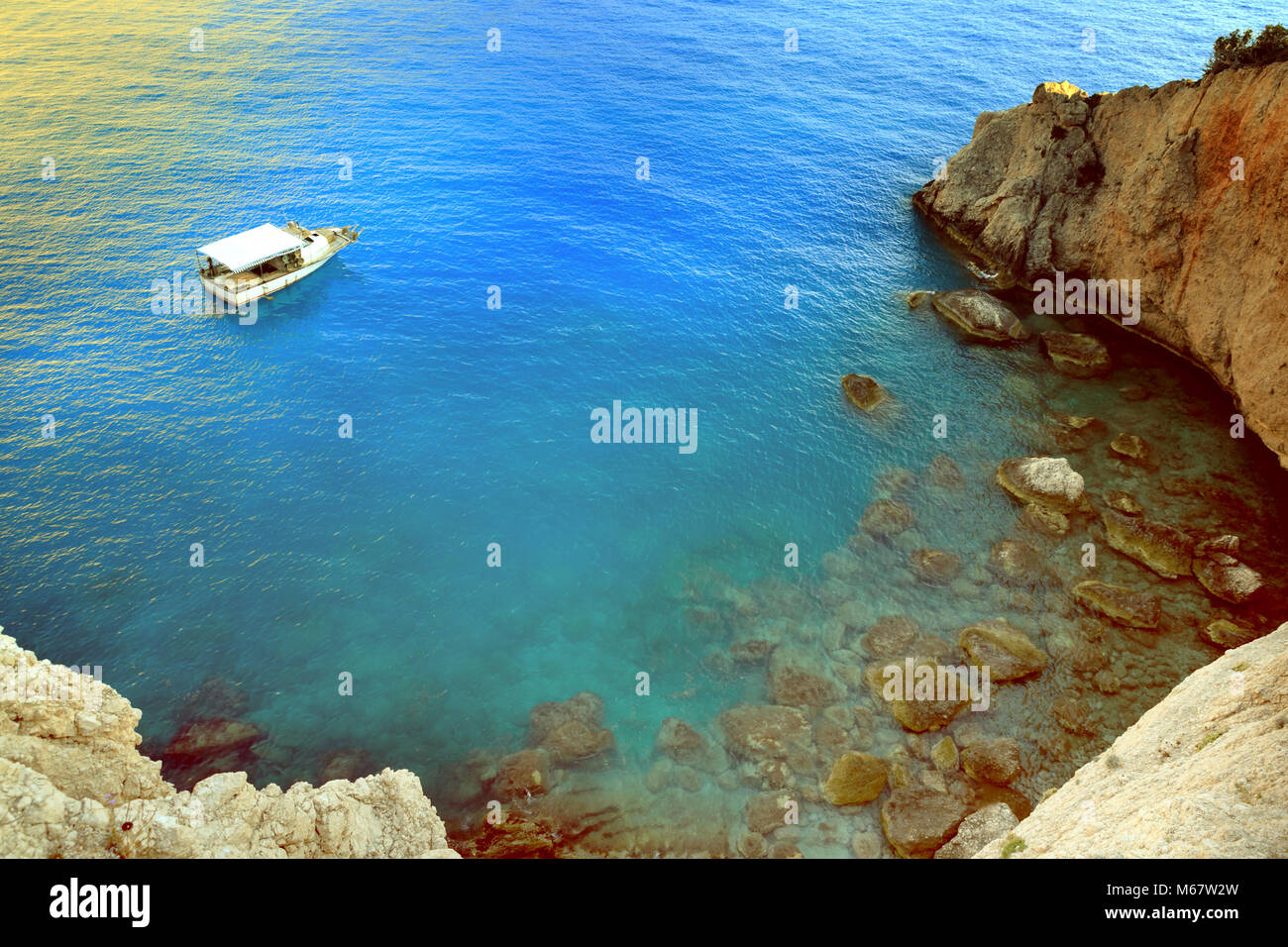 Griechenland Sommer Küste. Blue sea water, Rocky Mountain und Boot Stockfoto