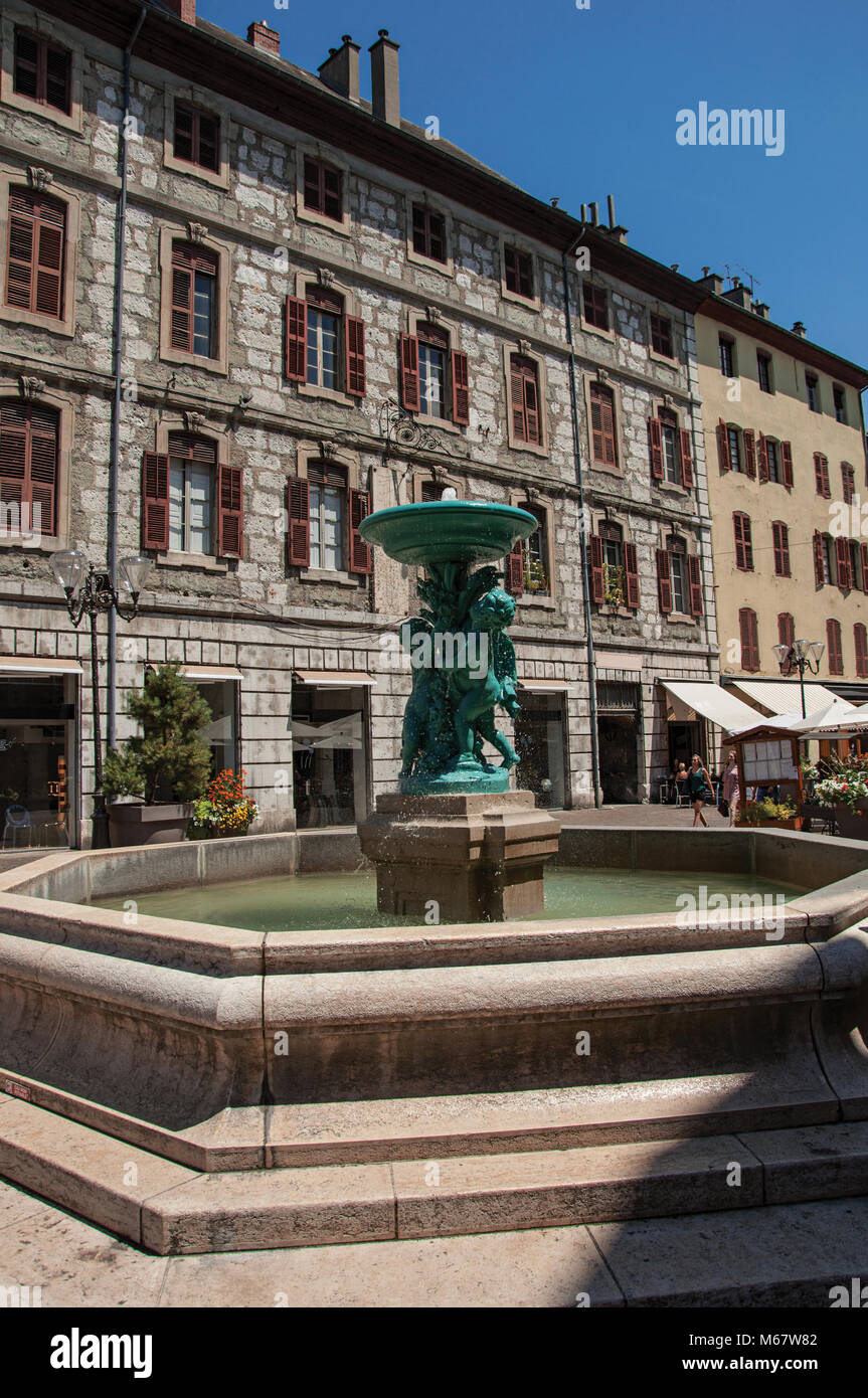 Platz mit Gebäuden, Restaurant und Brunnen, im Zentrum des schönen Chambéry. Im Département Savoie, Frankreich. Stockfoto