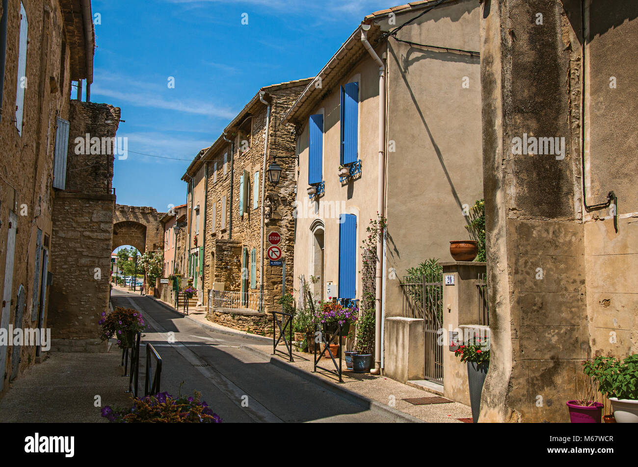 Blick auf die Straße mit Häusern aus Stein im Stadtzentrum von Chateauneuf-du-Pape Weiler. In der Nähe von Avignon, Provence, Südfrankreich. Stockfoto