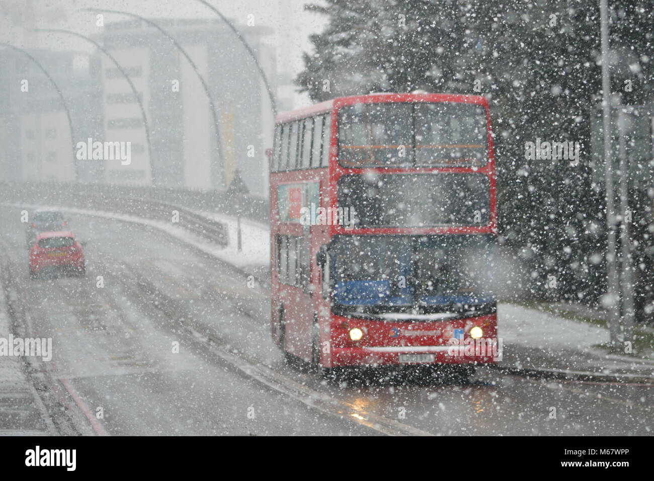 Starker Schneefall im Osten Londons als Ergebnis der#BeastfromtheEast winter storm - TfL Bus im Blizzard Bedingungen in North Woolwich Stockfoto