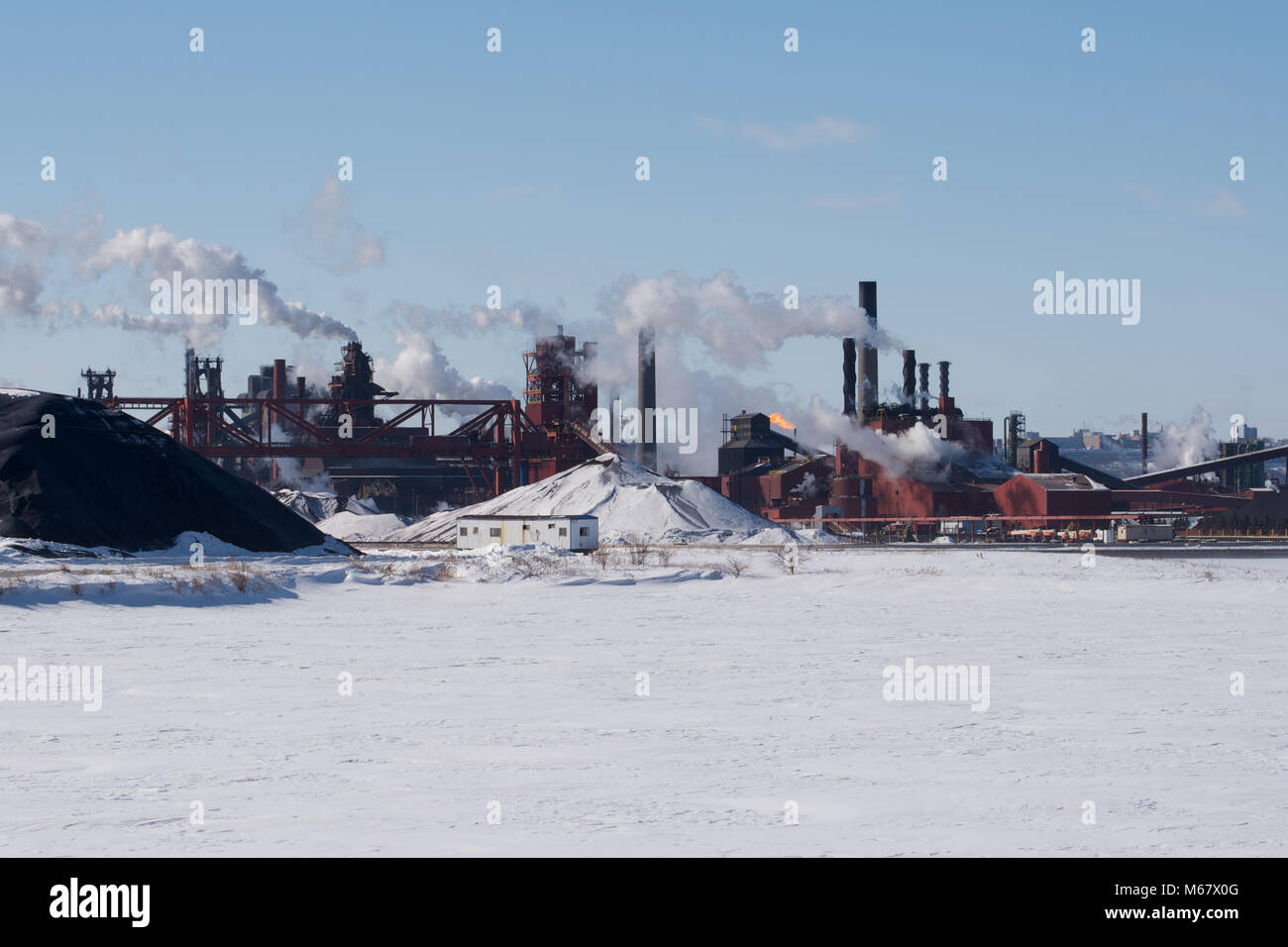 Die stahlwerke gesehen über einen gefrorenen Hafen von Hamilton, Ontario, Kanada Stockfoto