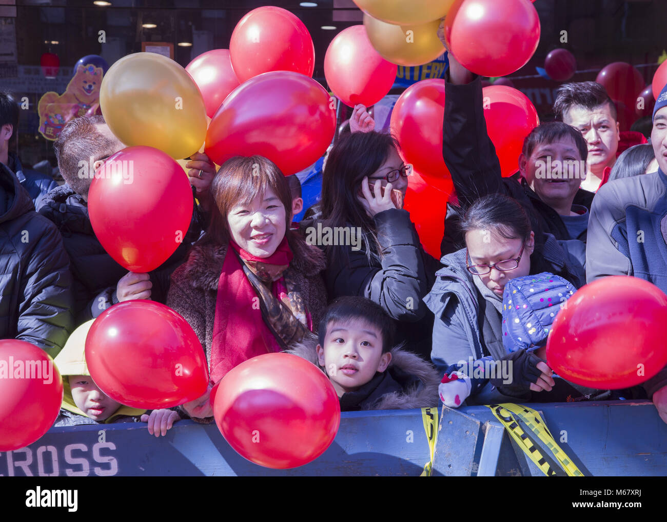 Der Chinatown in Brooklyn, New York feiert das chinesische Neujahr in einem Straßenfest mit der Veröffentlichung von Hunderten, wenn nicht Tausenden von Luftballons. Stockfoto