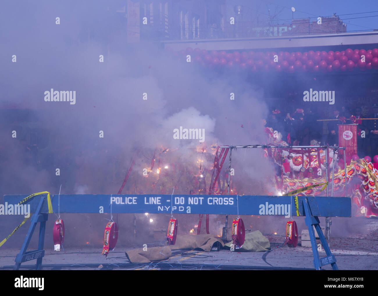 Chinesische Gemeinschaft Zuschauer an der Feuerwerkskörper Zeremonie während des chinesischen neuen Jahres in Sunset Park, Brooklyn, New York Stockfoto
