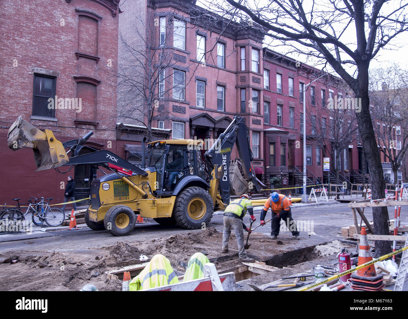 Arbeitnehmer Reparatur Infrastruktur unter der Straße aus Manhattan Avenue im Greenpoint Nachbarschaft von Brooklyn, New York Stockfoto