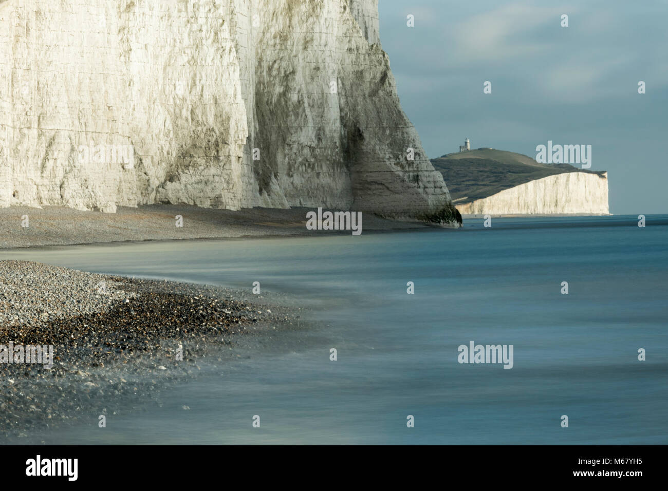 Die Klippen von Sieben Schwestern mit Belle Tout Leuchtturm im Hintergrund, auf der Sussex Küste auf der South Downs Way. Stockfoto