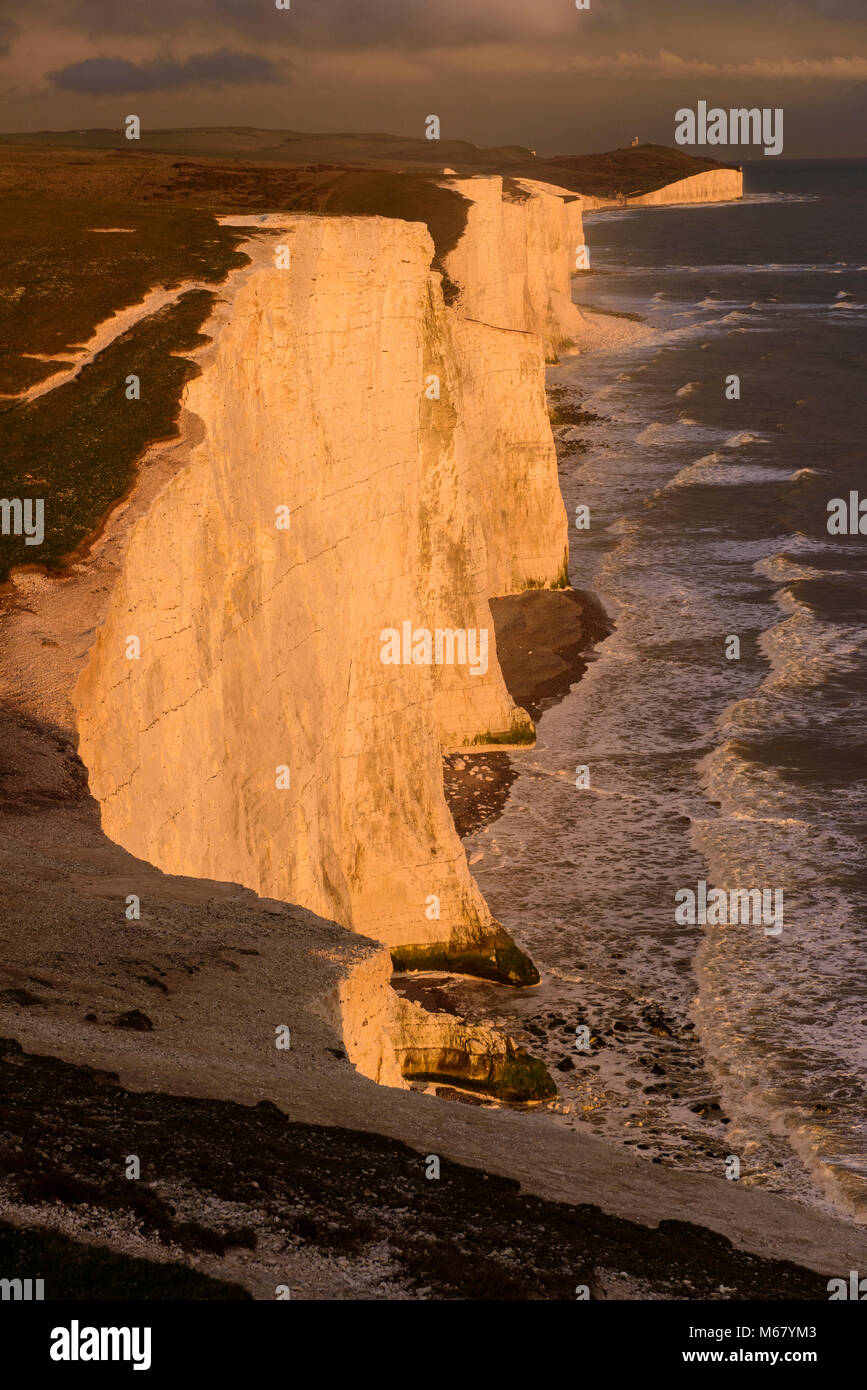 Die Klippen von Sieben Schwestern mit Belle Tout Leuchtturm im Hintergrund, auf der Sussex Küste auf der South Downs Way. Stockfoto