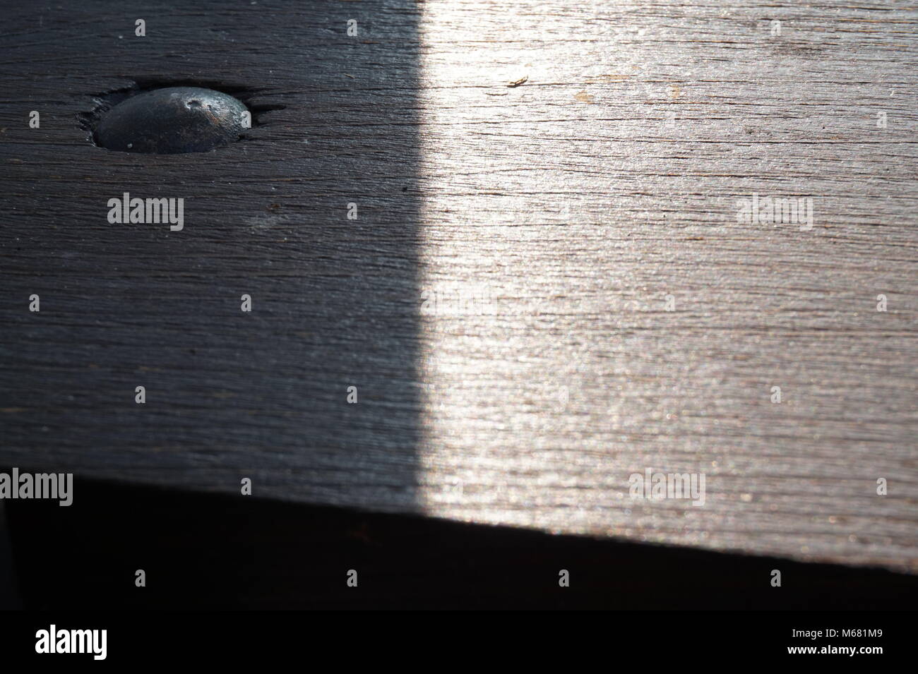 Holz- schritt mit schönen Schatten lehnte sich auf es Stockfoto