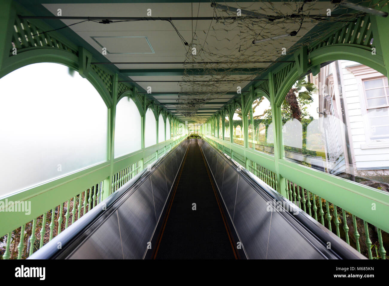 Moving walkway travelator Fotos und Bildmaterial in hoher Auflösung