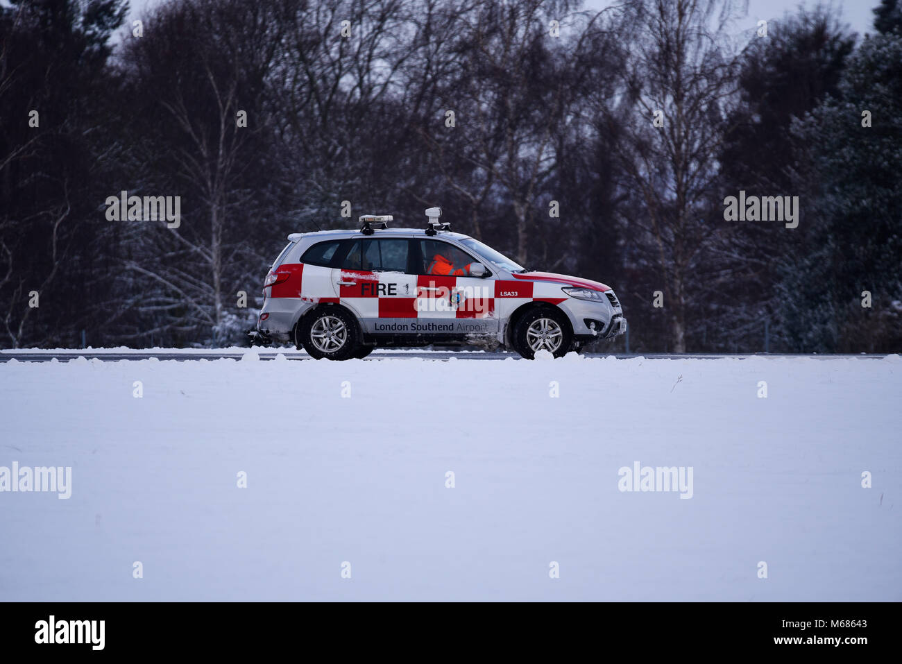 Start- und Landebahn Inspektion Fahrzeug prüfen auf Schnee während des Tieres aus dem Osten wetter Phänomen. London Luton Airport Stockfoto