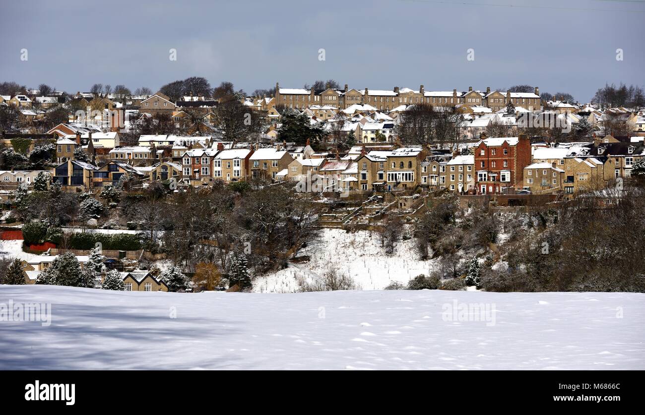 Maison Dieu Häuser in Richmond, auf dem Hügel gesehen nach Schnee Stockfoto