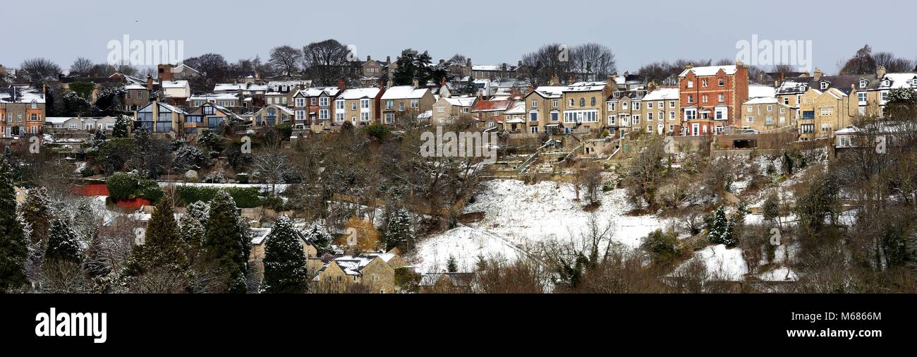 Maison Dieu Häuser in Richmond, auf dem Hügel gesehen nach Schnee Stockfoto