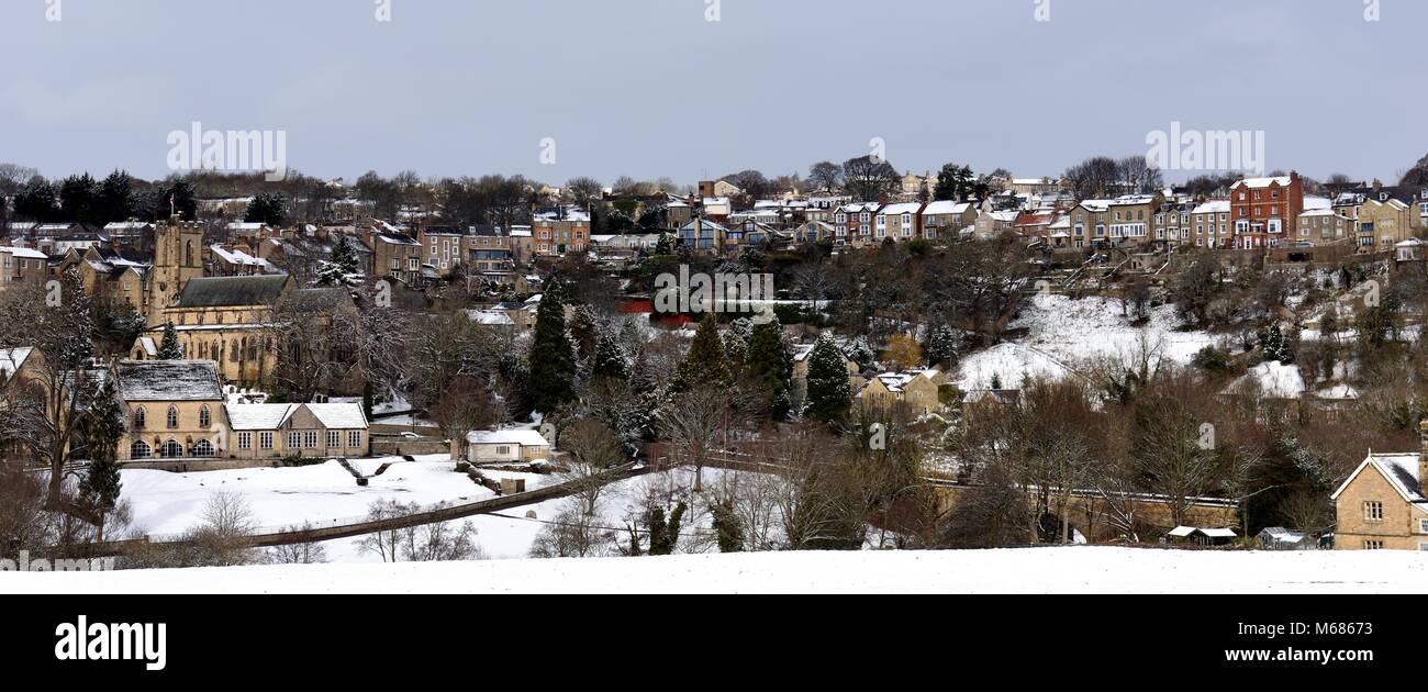 Maison Dieu Häuser in Richmond, auf dem Hügel gesehen nach Schnee Stockfoto