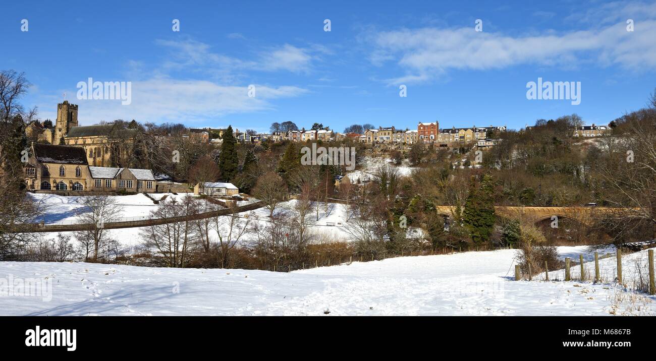Maison Dieu Häuser in Richmond, auf dem Hügel gesehen nach Schnee Stockfoto