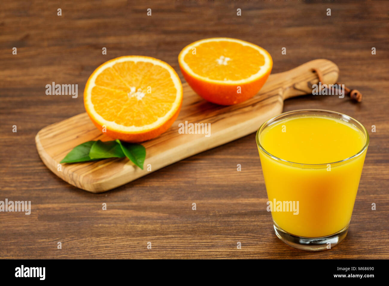 Noch immer leben Glas frisch gepresster Orangensaft auf Vintage Holz Tisch mit Kopie Raum Hintergrund Stockfoto