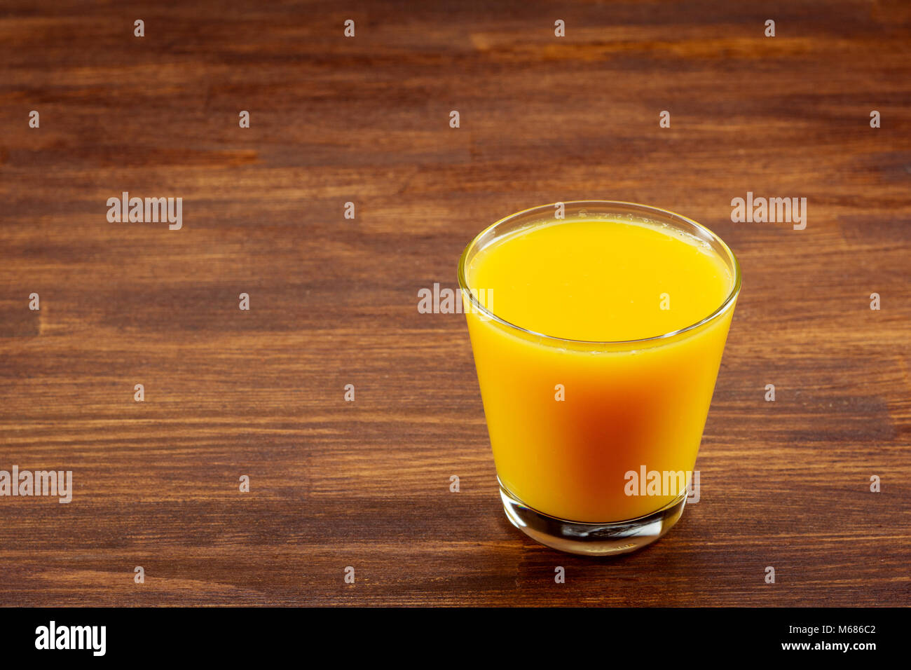 Noch immer leben Glas frisch gepresster Orangensaft auf Vintage Holz Tisch mit Platz Hintergrund kopieren. Stockfoto