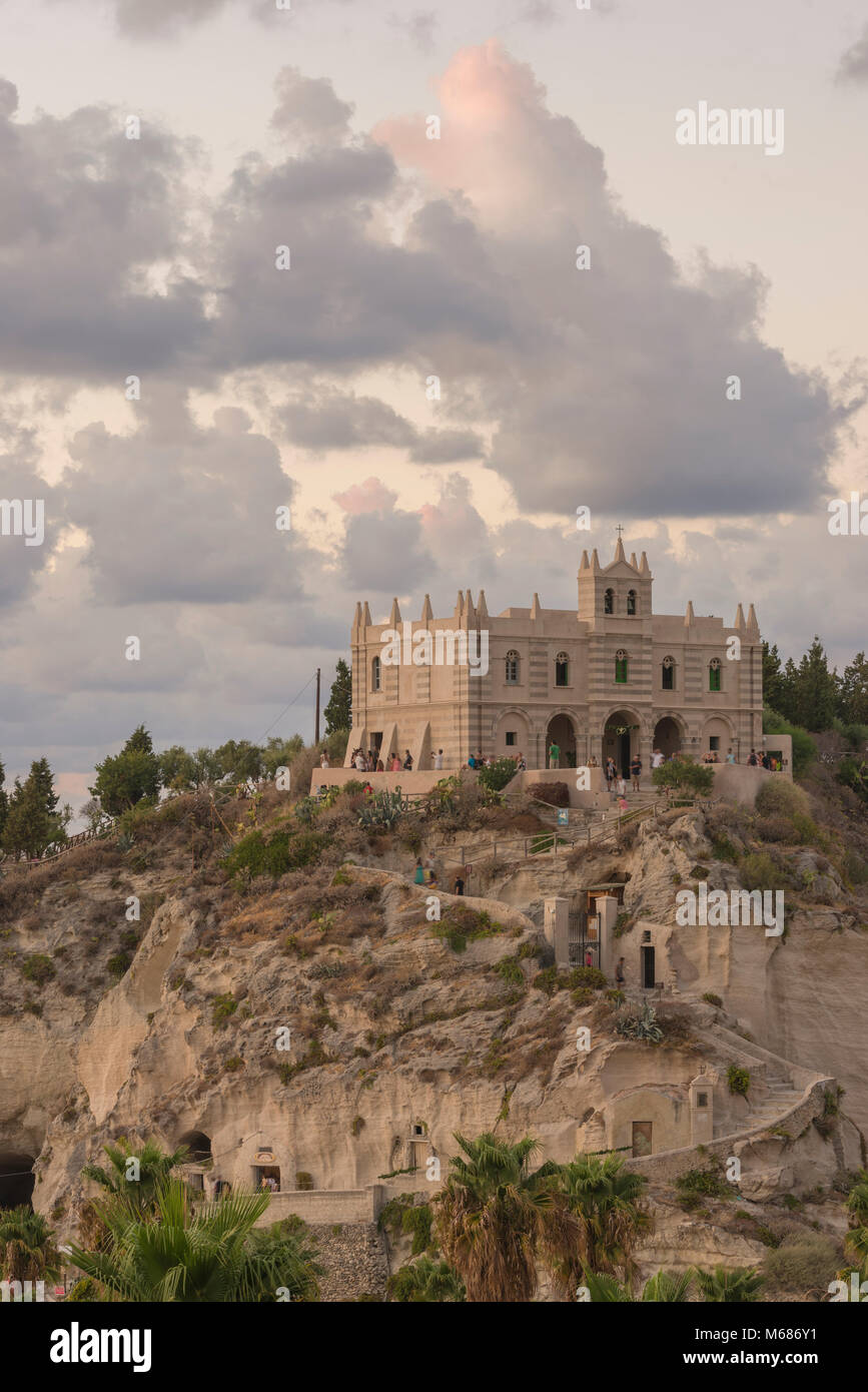 Tropea, Provinz Vibo Valentia, Kalabrien, Italien. Santa Maria dell'Isola in der Dämmerung Stockfoto