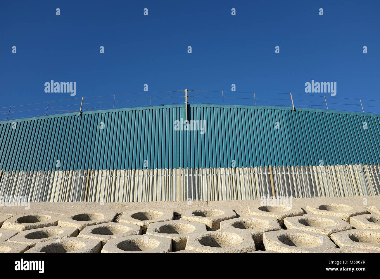 Shoreham Port, West Sussex, England. Meer Abwehr und Bulk Lagerschuppen, Southwick Strand. Stockfoto