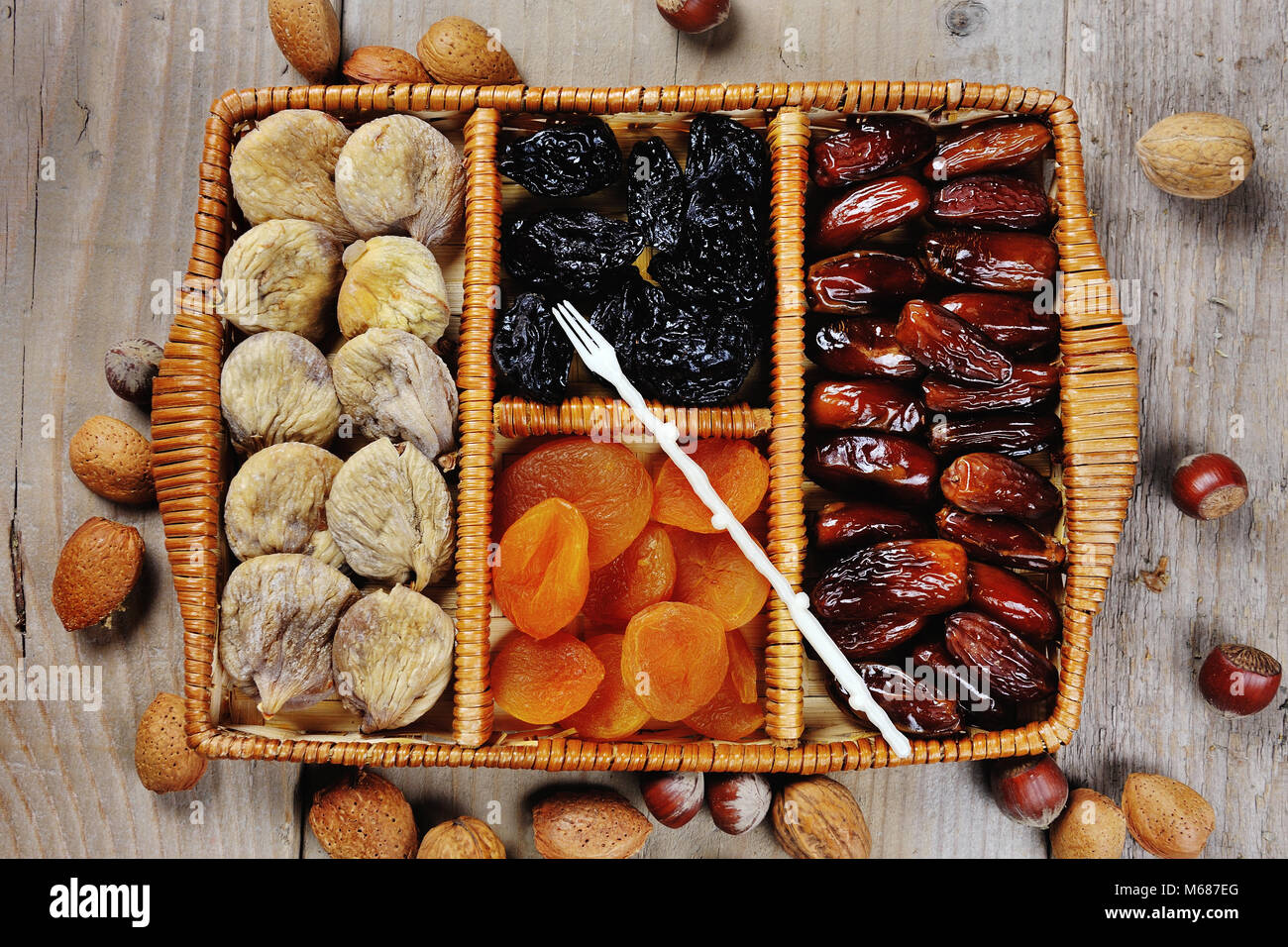 Getrocknete Früchte Pflaumen Termine Aprikosen feigen Symbole der jüdischen Feiertag Tu Bishvat in einem hölzernen Kasten Stockfoto