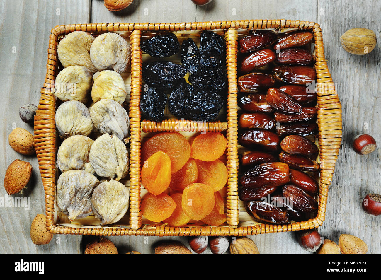 Leckere getrocknete Früchte Pflaumen Termine Aprikosen feigen Symbole der jüdischen Feiertag Tu Bishvat Stockfoto