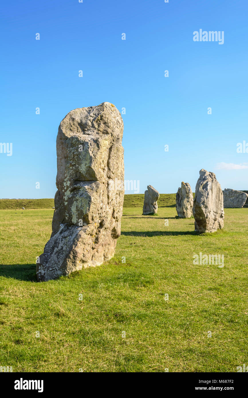 Die standing stones von Avebury, ein neolithisches Henge, wurde von der UNESCO zum Weltkulturerbe 1986, Avebury, Wiltshire, England, Großbritannien Stockfoto