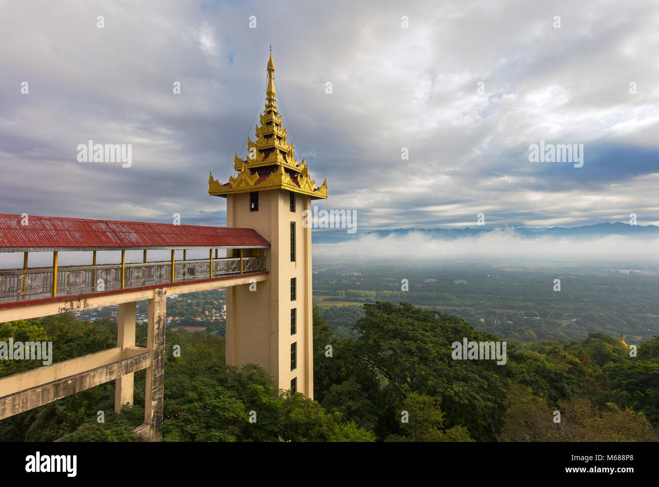 Blick auf die Landschaft rund um Mandalay aus dem Sutaungpyei Pagode. Mandalay Hill, Myanmar (Birma). Stockfoto